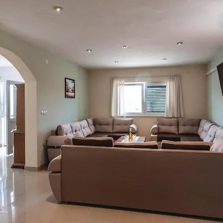 Six-bedroom In * סביד