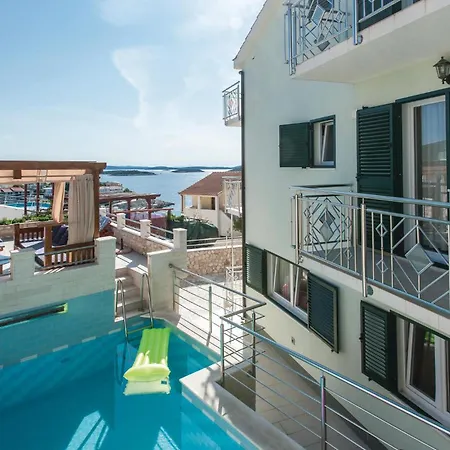 Six-bedroom In