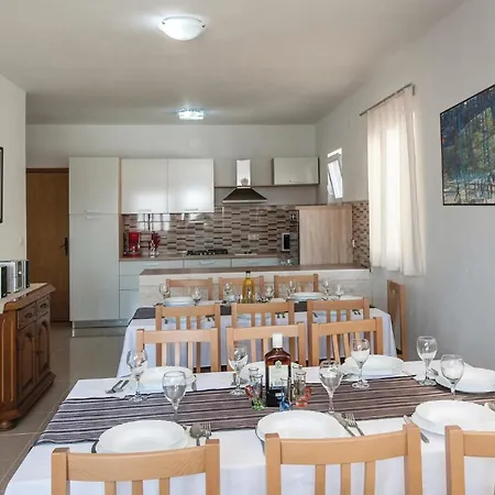 בית נופש Six-bedroom In *