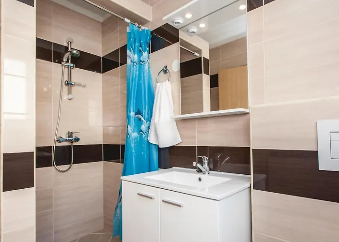 Six-bedroom In בית נופש