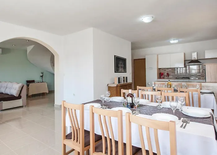 Six-bedroom In בית נופש *