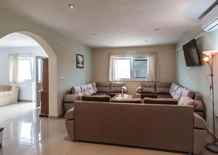 Six-bedroom In * סביד