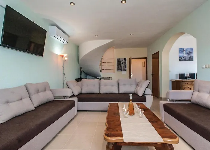 Six-bedroom In * סביד