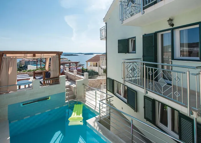 Six-bedroom In
