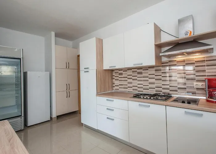 Six-bedroom In *