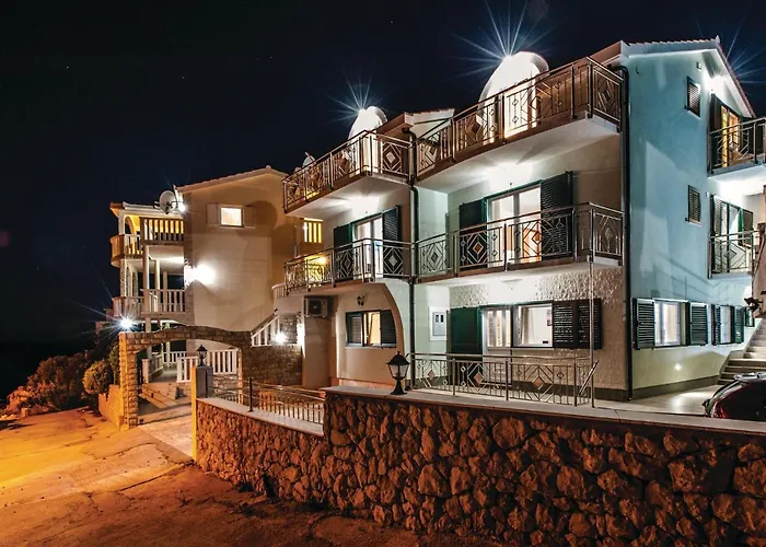 Six-bedroom In * סביד