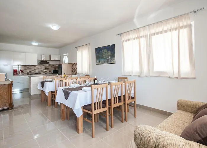 Six-bedroom In * סביד