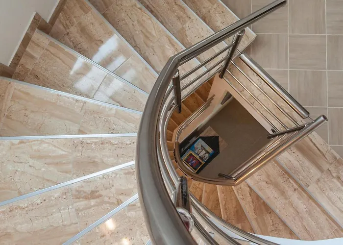 Six-bedroom In * סביד
