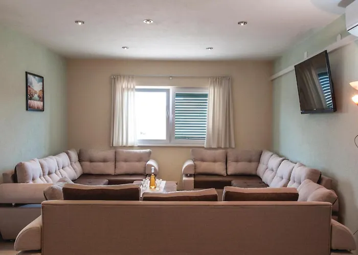 Six-bedroom In בית נופש *