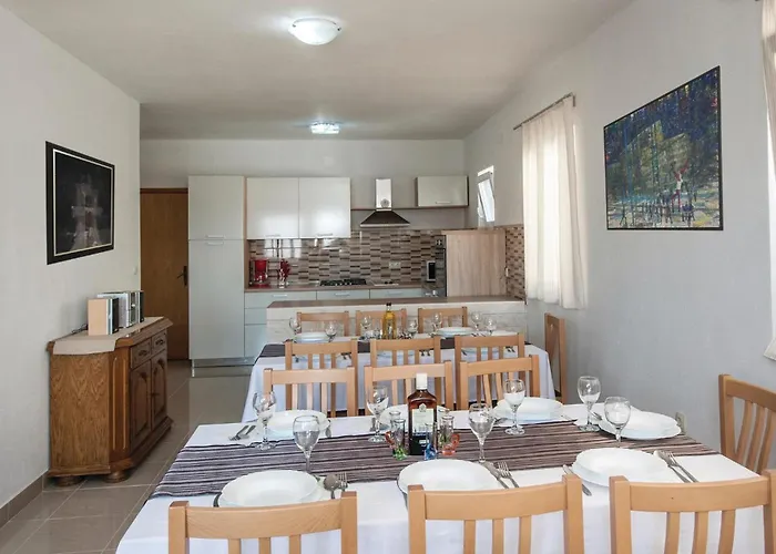 בית נופש Six-bedroom In *