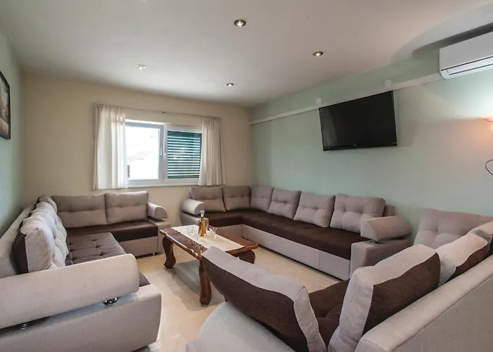 Six-bedroom In * סביד